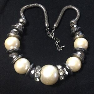 Elegant Pearl and Silver Necklace
